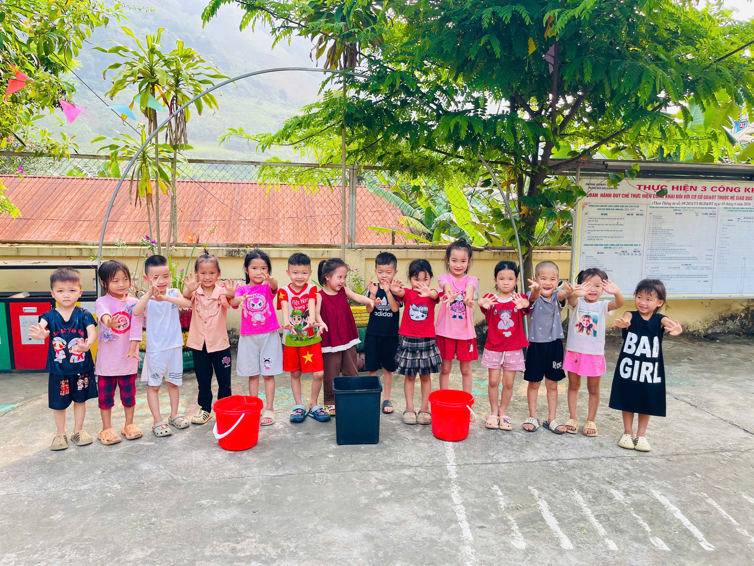 Hãy cùng các bé: Giữ gìn vệ sinh môi trường xanh – sạch – đẹp.